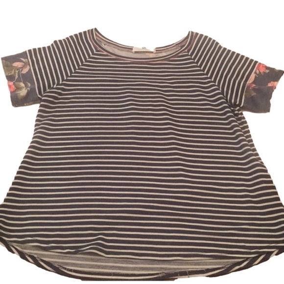 Boutique short sleeve blue and white stripe top - Picture 2 of 4